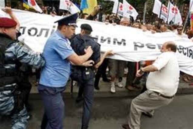 За порушення порядку біля суду міліція затримала людей - джерело