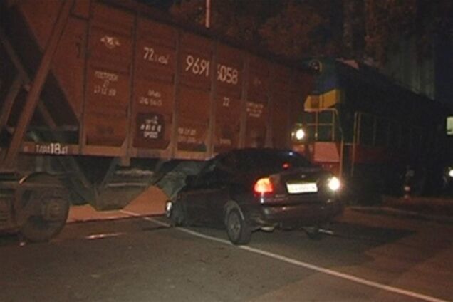 В Киеве машина застряла под колесами поезда. Фото