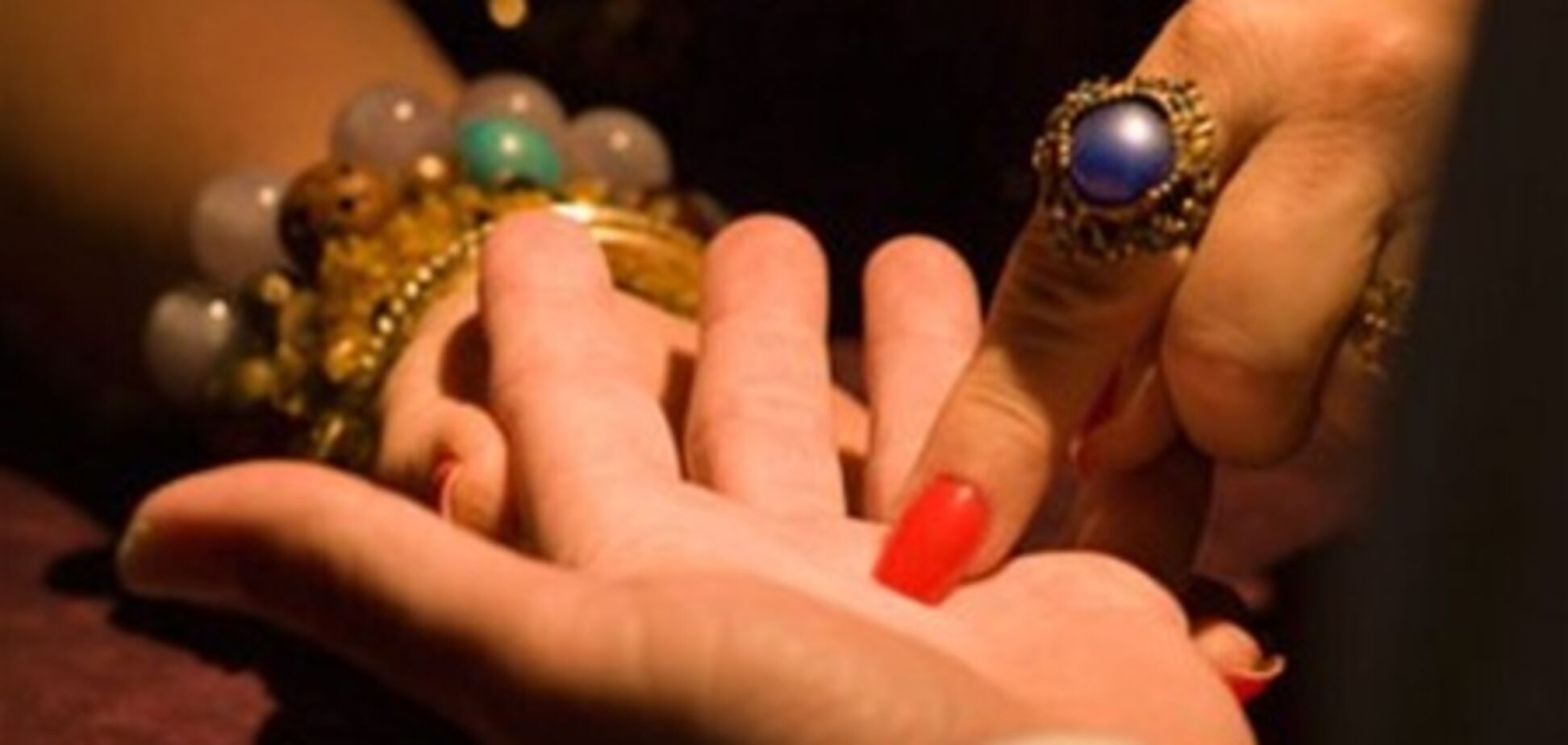 Ужгород. Шахрайка 'зняла порчу', забравши у жінки золоті прикраси