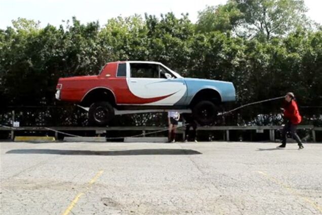 Машину 'научили' прыгать через скакалку. Видео