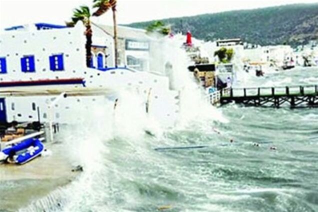 Украинских туристов в Турции подтопило: шторм разрушает отели 