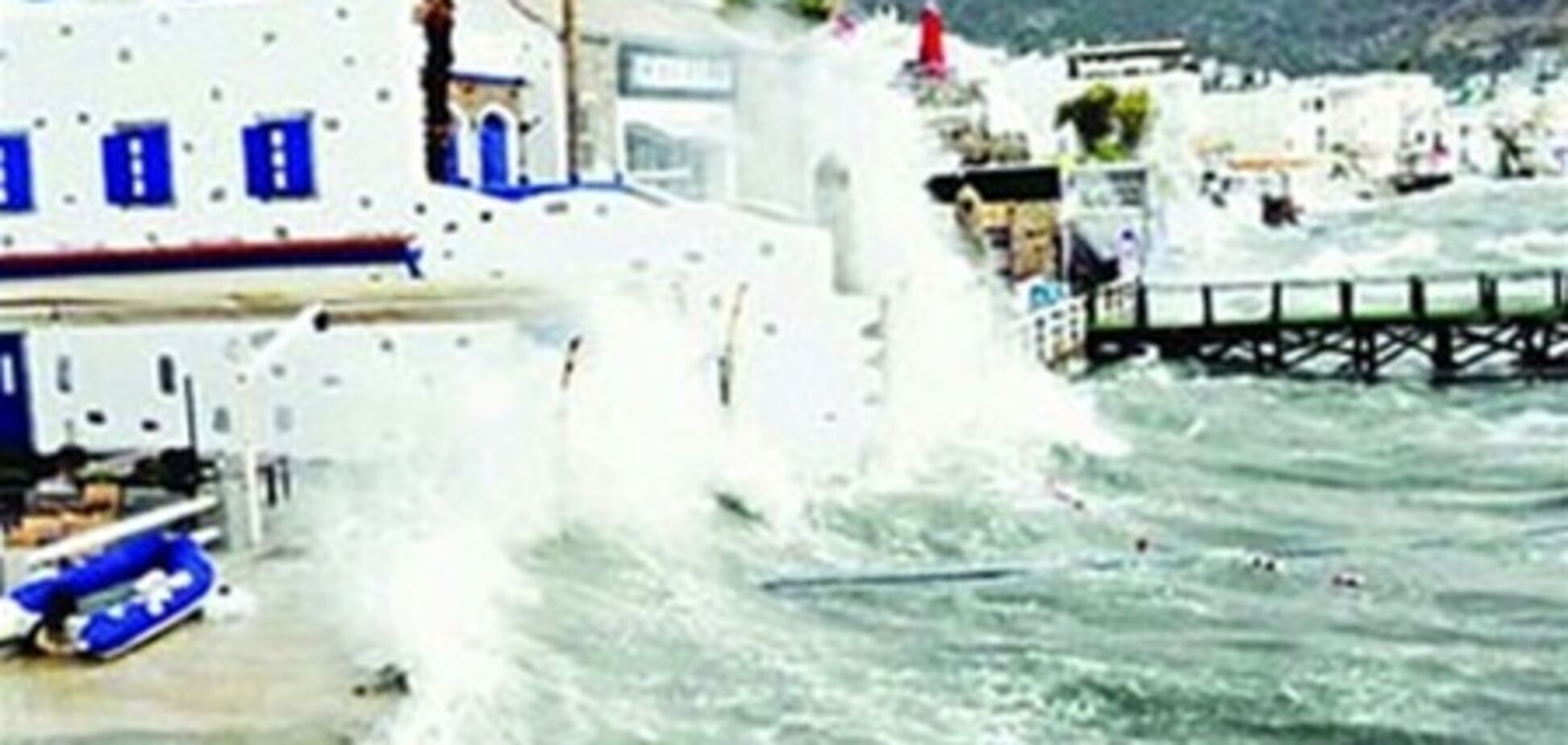 Украинских туристов в Турции подтопило: шторм разрушает отели