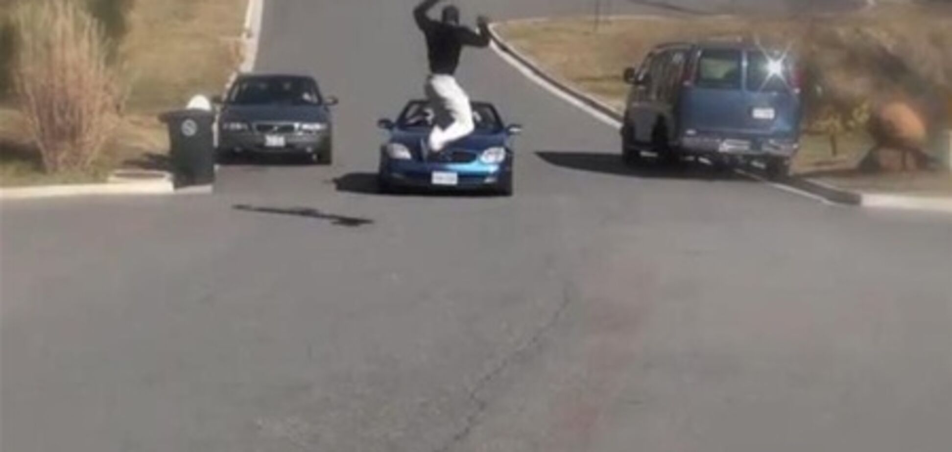 Сумасшедший швед прыгнул через мчащиеся машины. Видео