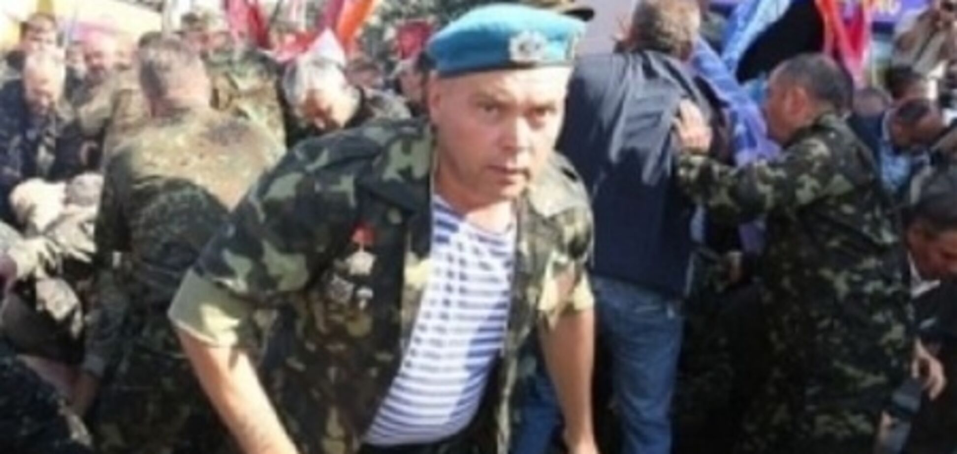 В офісі афганців озброєні підрозділи міліції проводять обшук