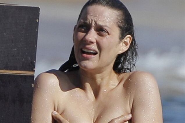 Марион Котийяр застукали топлесс на съемках фильма