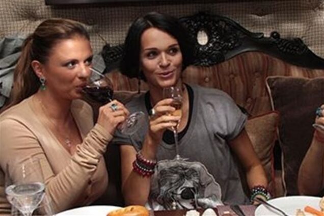 Вагітна Слава п'є шампанське