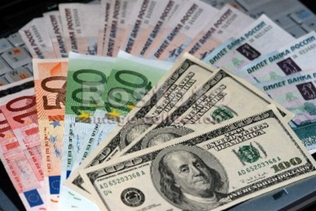 Украинцы будут сдавать валюту на основании любых документов