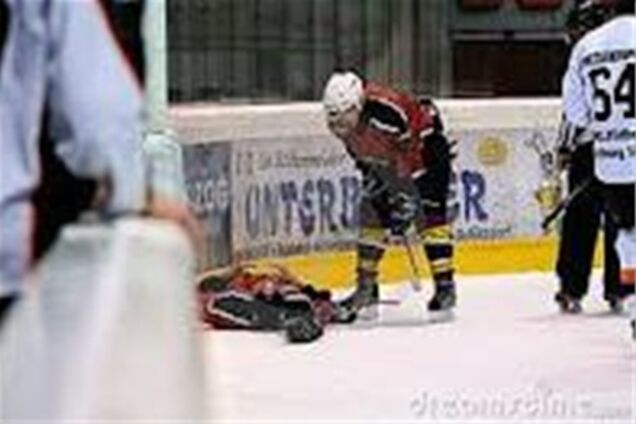 Хоккеист, проглотивший во время игры язык, чудом избежал смерти. Подробности