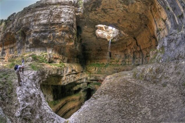 «Глотка Баатары» – водопад, впадающий в пещеру