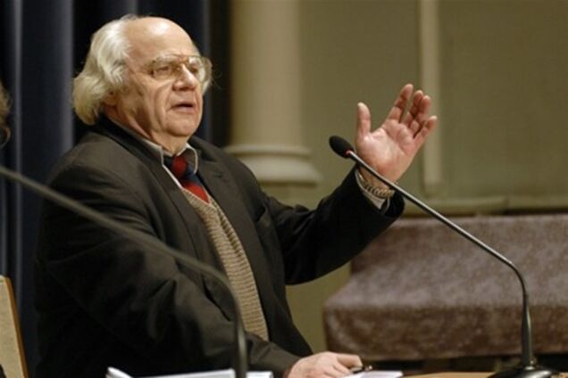 Янукович наградил Драча орденом Ярослава Мудрого