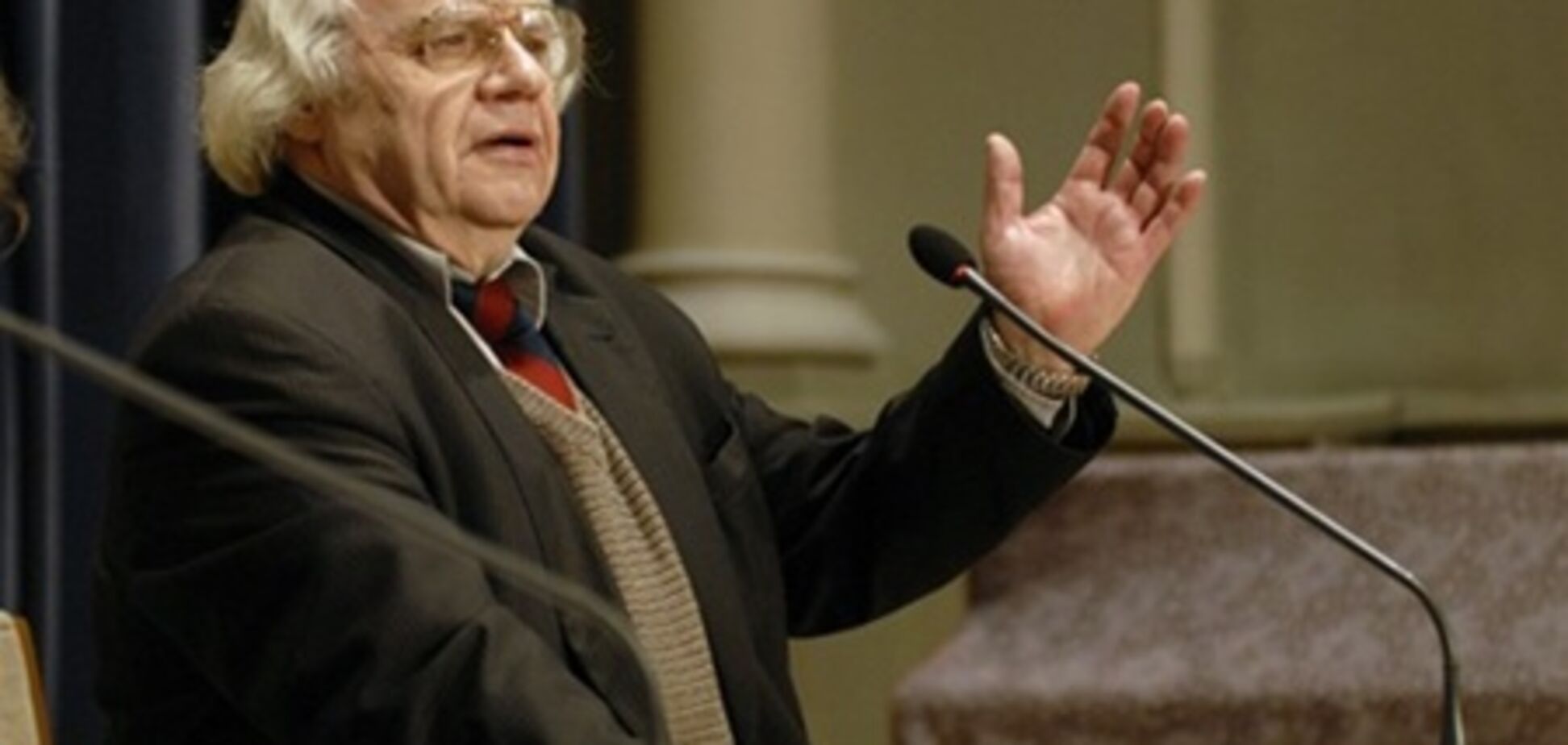 Янукович наградил Драча орденом Ярослава Мудрого