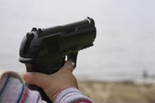 Малюк вистрілив собі в око з пістолета батька