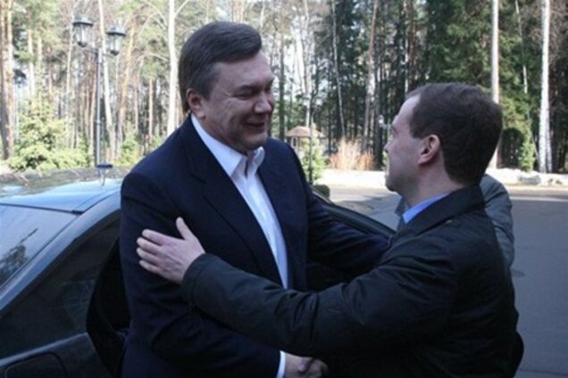 В Донецке ради Медведева деревья выкрасили в зеленый цвет