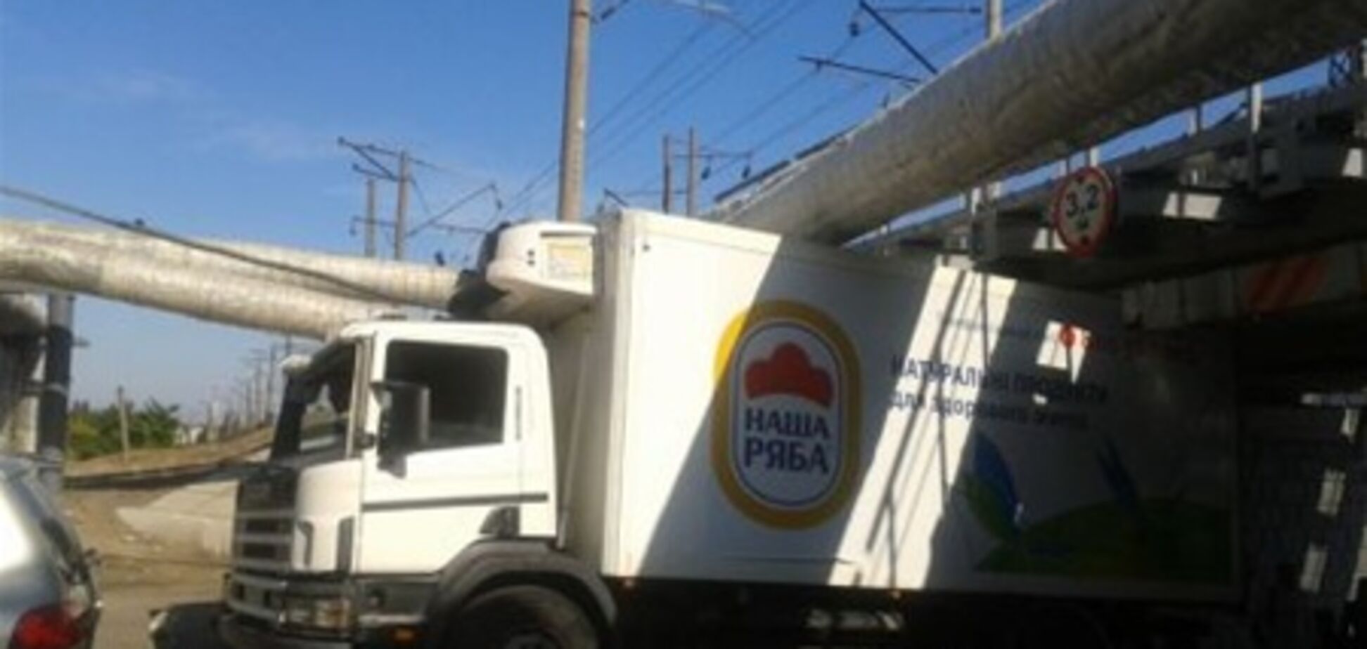 Нічого собі тетріс: вантажівка 'впустив' на себе магістральну тепломережу