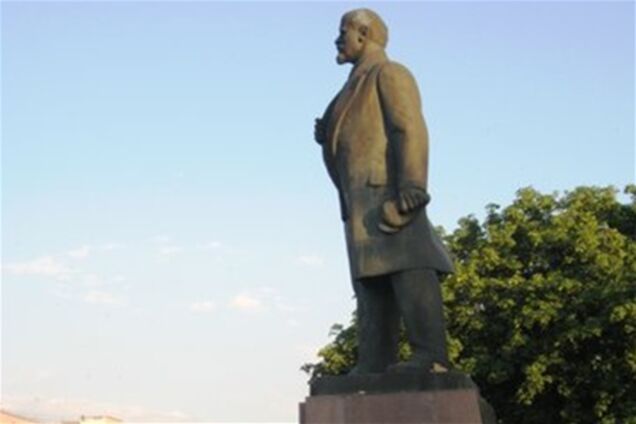 Нікополь. У центрі стоїть радіоактивний пам'ятник Леніну