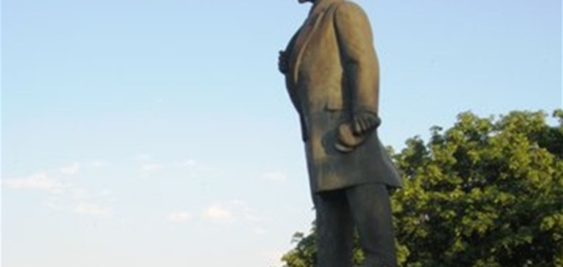 Нікополь. У центрі стоїть радіоактивний пам'ятник Леніну