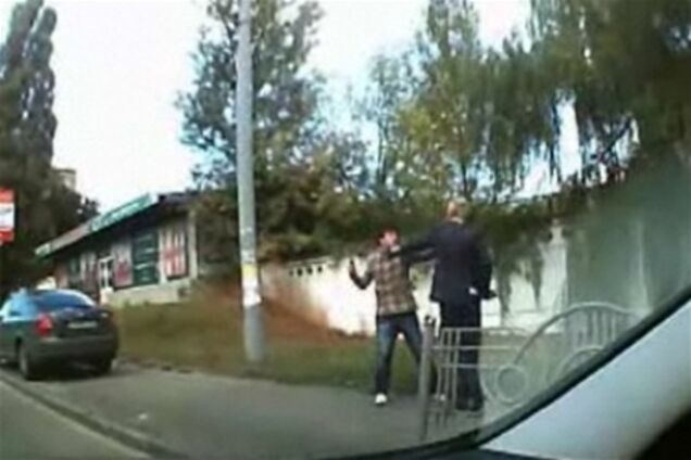 Пішохід відгамселив водія за об'їзд затору по тротуару. Відео