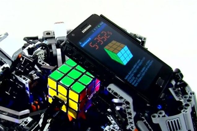 Рекорд человека по сборке кубика Рубика побил робот