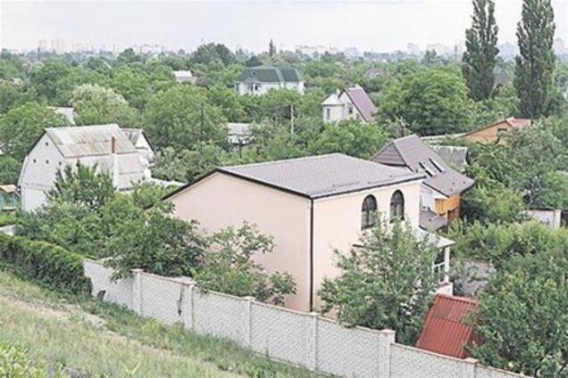 В Киеве начали сносить дачи на Русановке