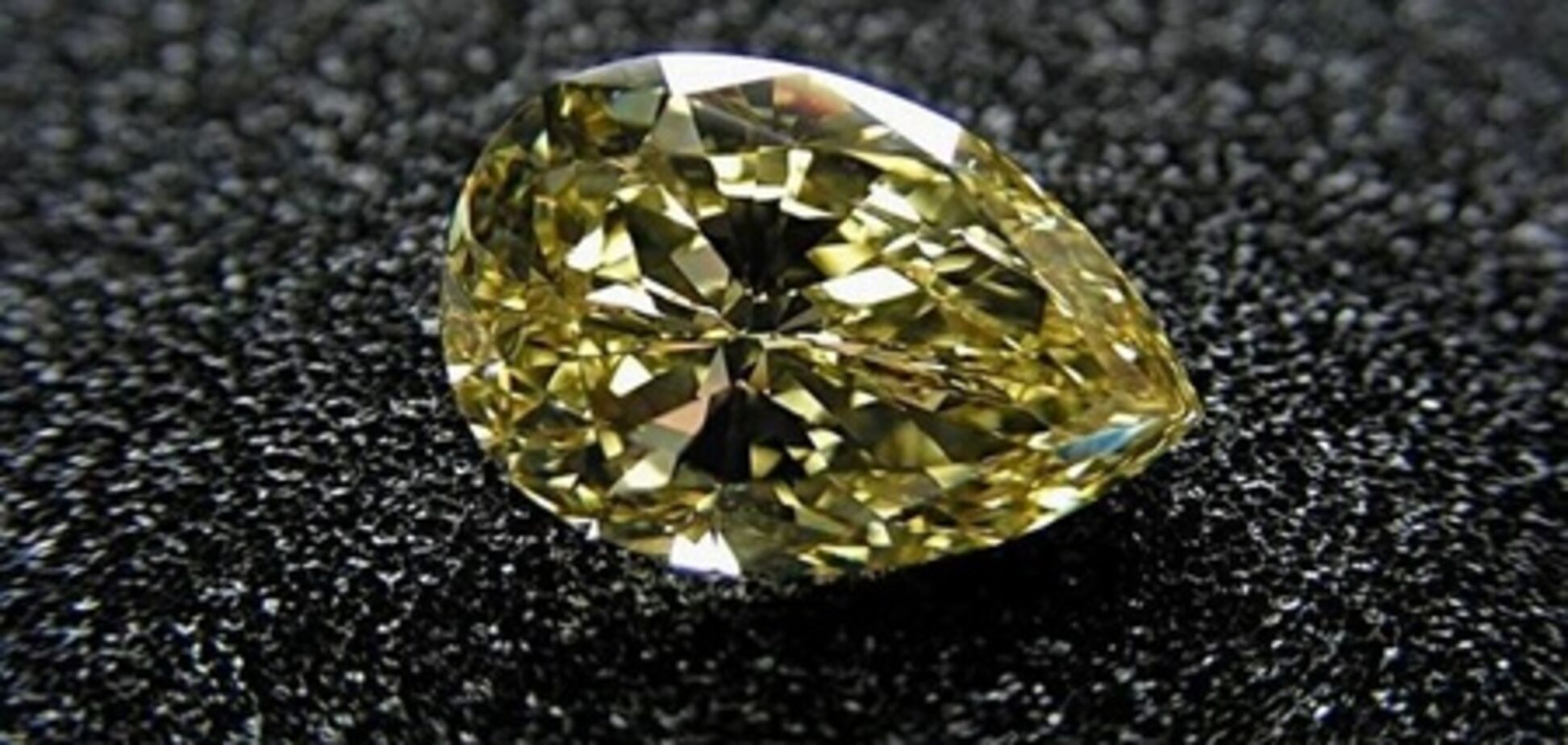 Рідкісний жовтий діамант продано на аукціоні в Лондоні