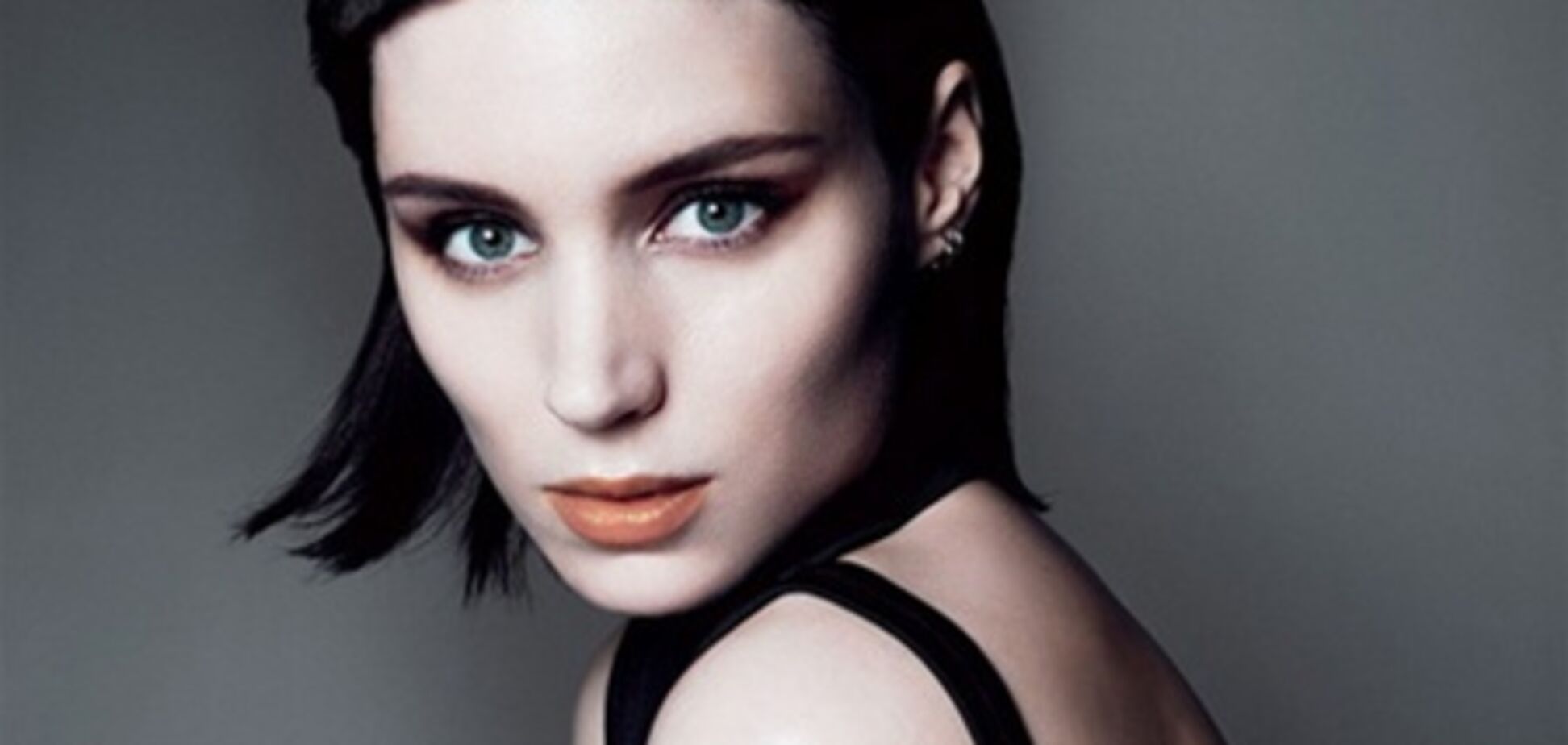 Новая Девушка с татуировкой дракона: нарядная и отфотошопленная