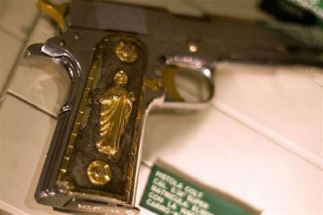 У Каддафі знайшли гори золотих пістолетів