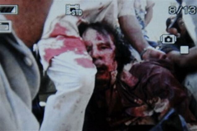 Обнародованы фотографии убитого Муаммара Каддафи