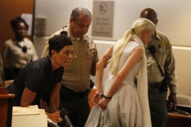 Судья выдал ордер на заключение Лохан 