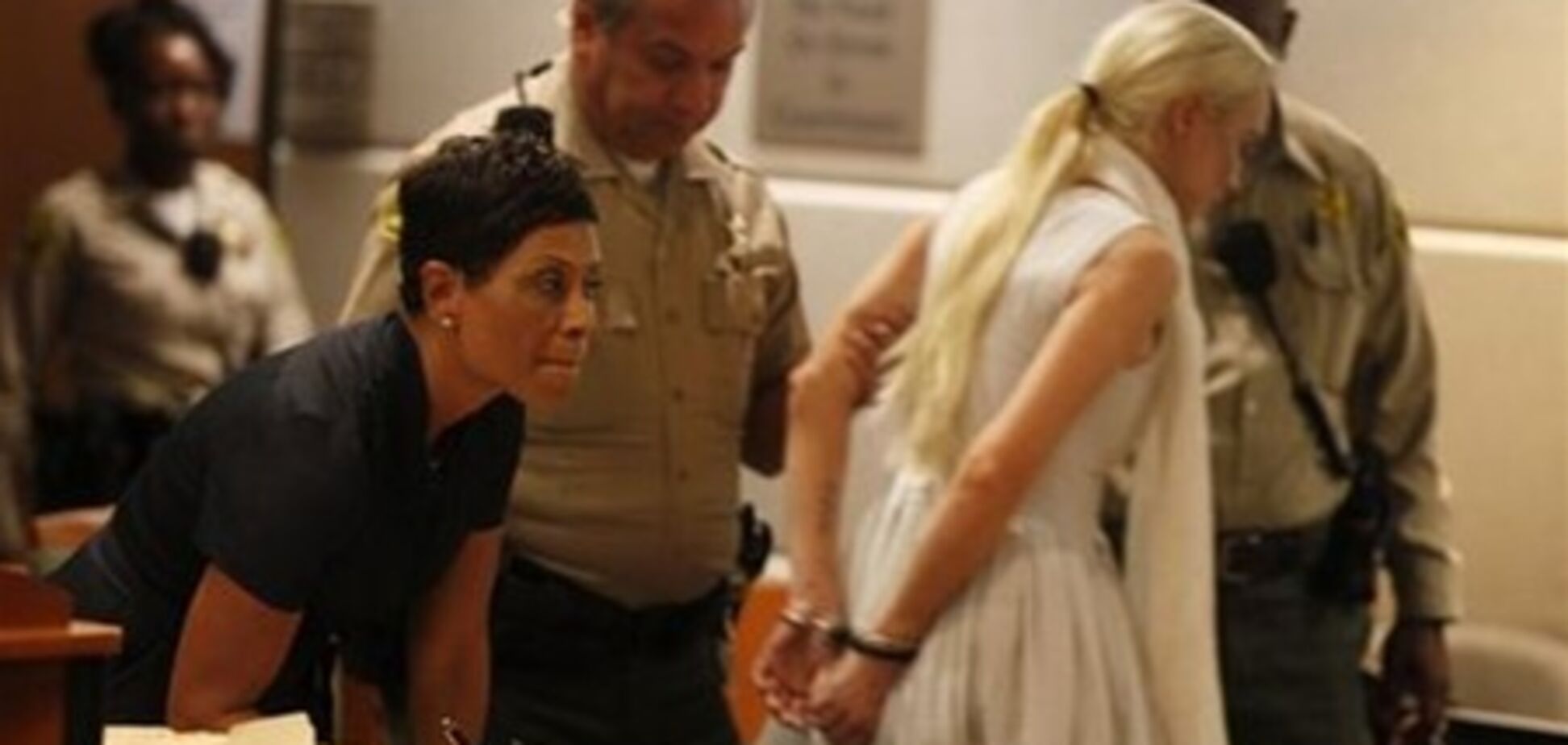 Судья выдал ордер на заключение Лохан