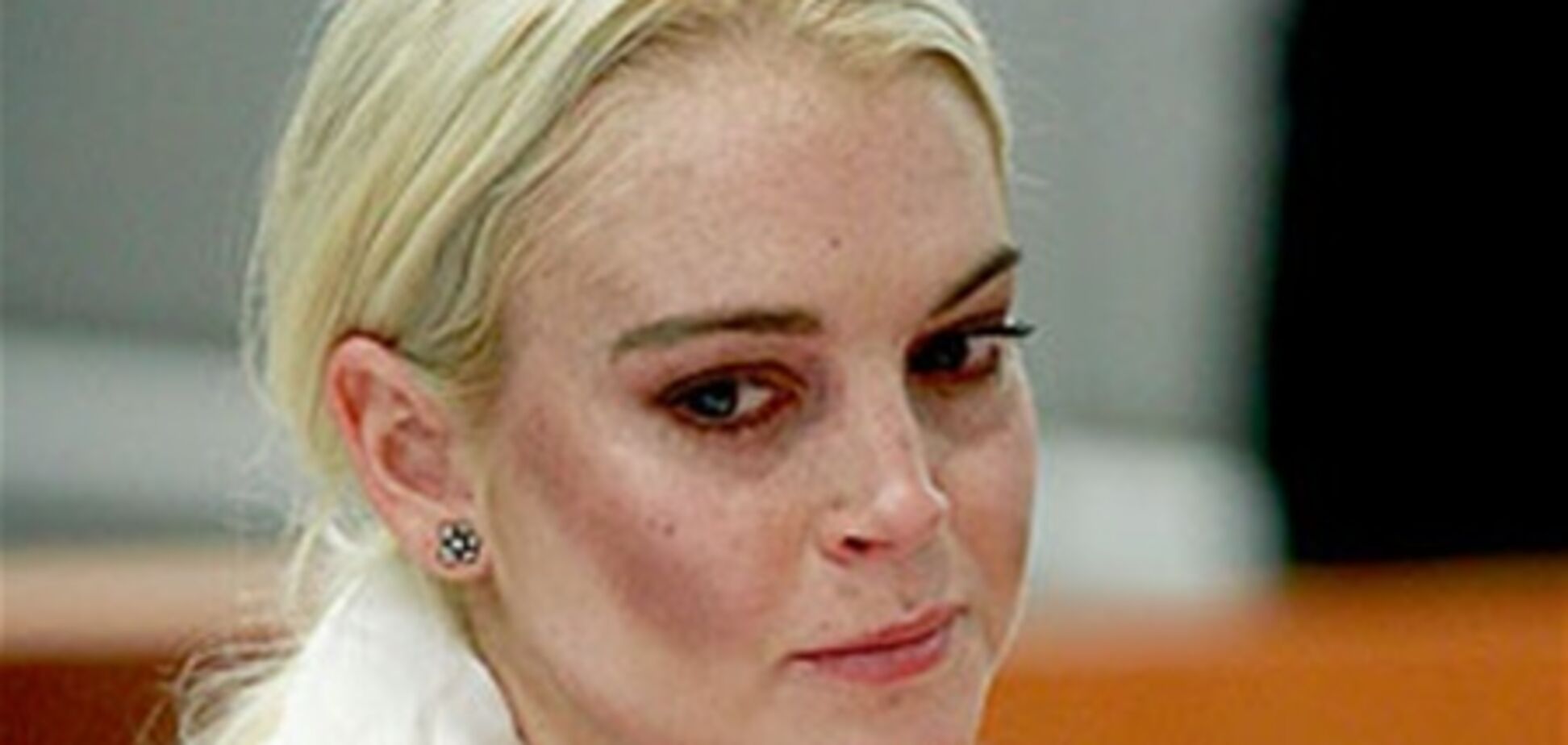 Линдси Лохан стирает простыни покойников