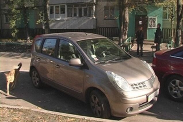 У Києвї невідомий обстріляв припарковані автомобілі