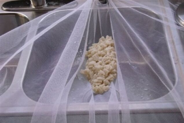 Сукню колишньої американець використав як друшляк для макаронів. Фото