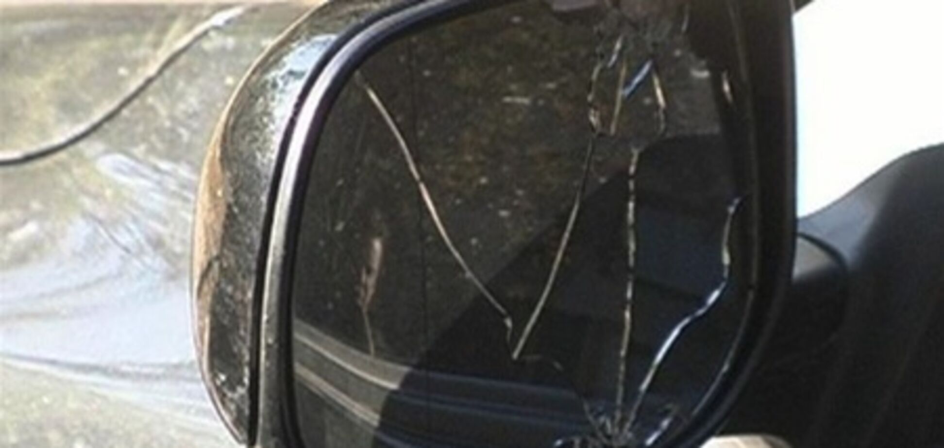 В Киеве неизвестный обстрелял машины