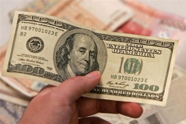 Українці масово переводять гривневі депозити у валютні