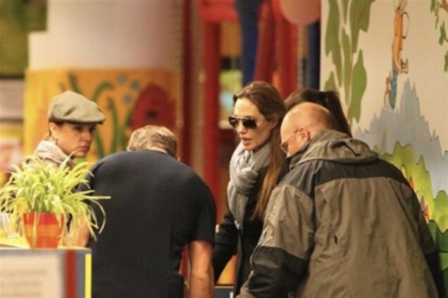 Джоли прогуливается по ТЦ с детьми