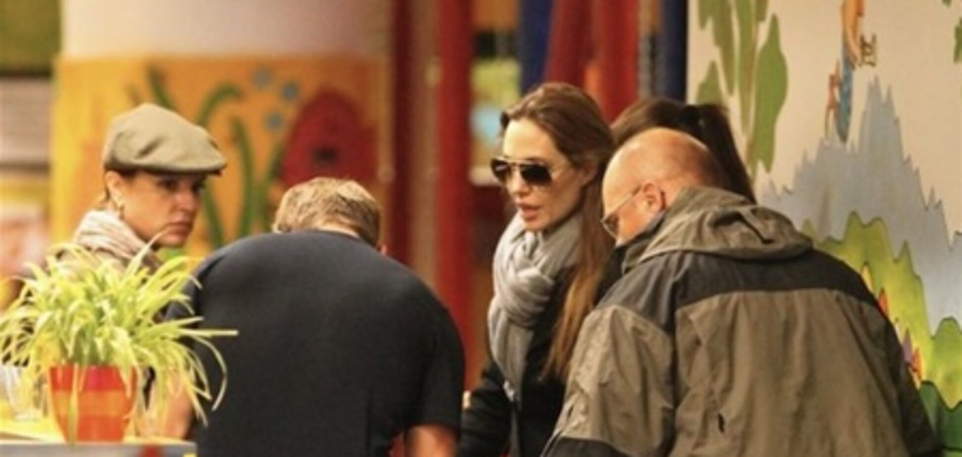 Джоли прогуливается по ТЦ с детьми