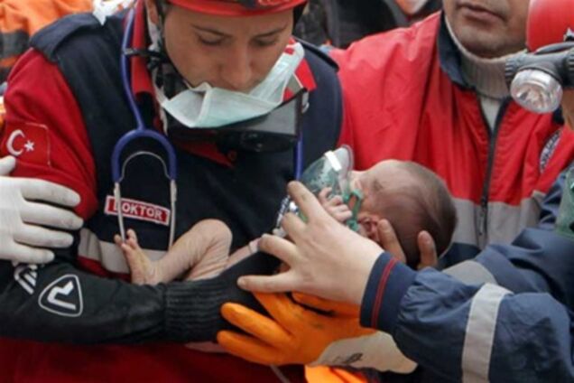 У Туреччині з-під завалів витягли живою двотижневу дитину. Фото