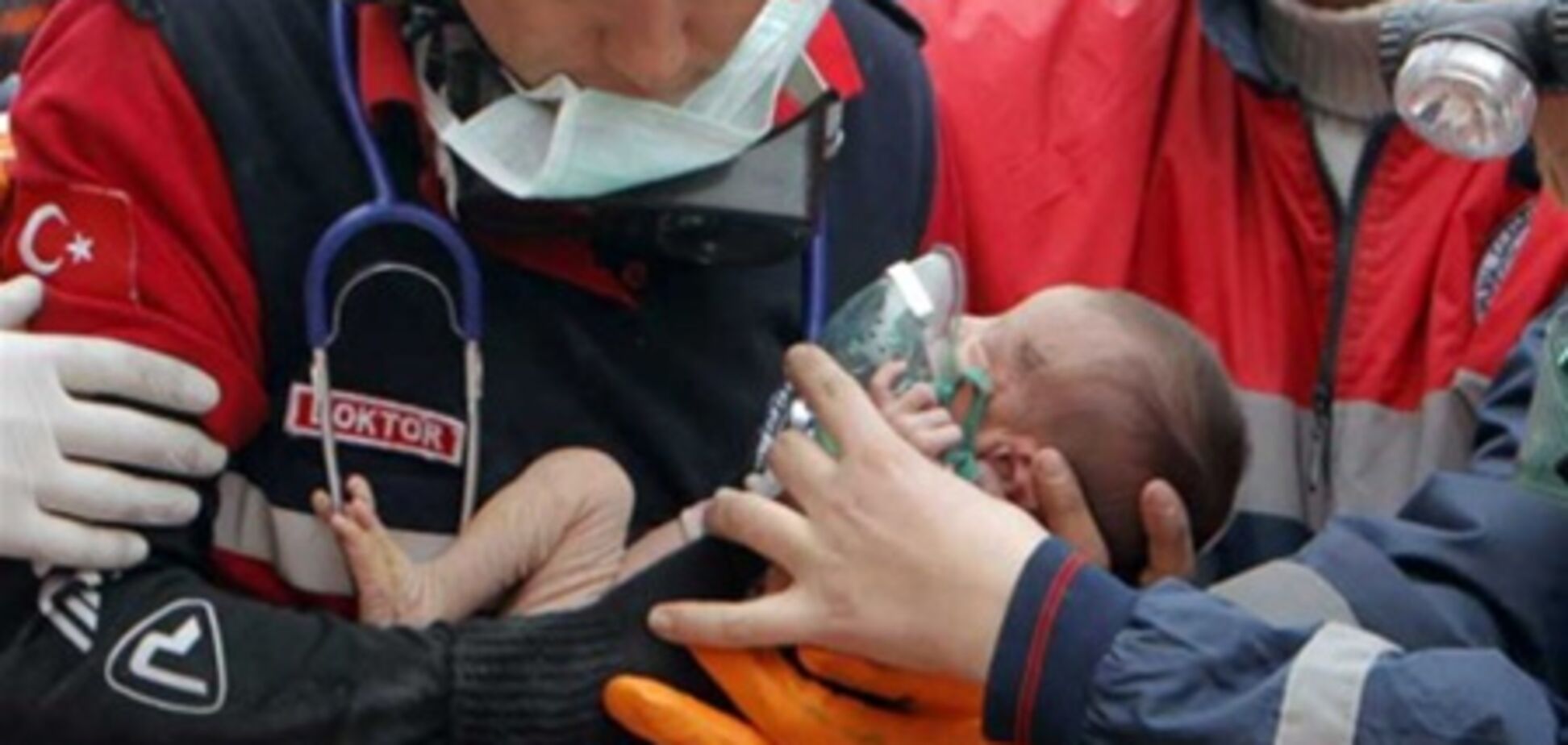 У Туреччині з-під завалів витягли живою двотижневу дитину. Фото