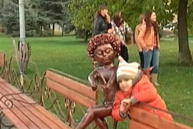 Дніпропетровськ. Набережну прикрасила найдовша в Україні лавочка. Відео