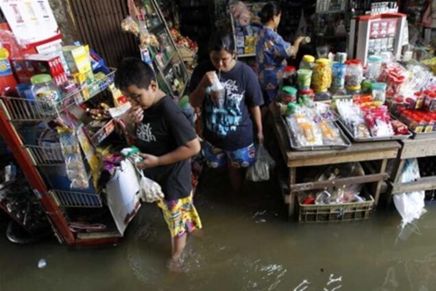 Бангкок затоплює: городяни запасаються продуктами і бензином