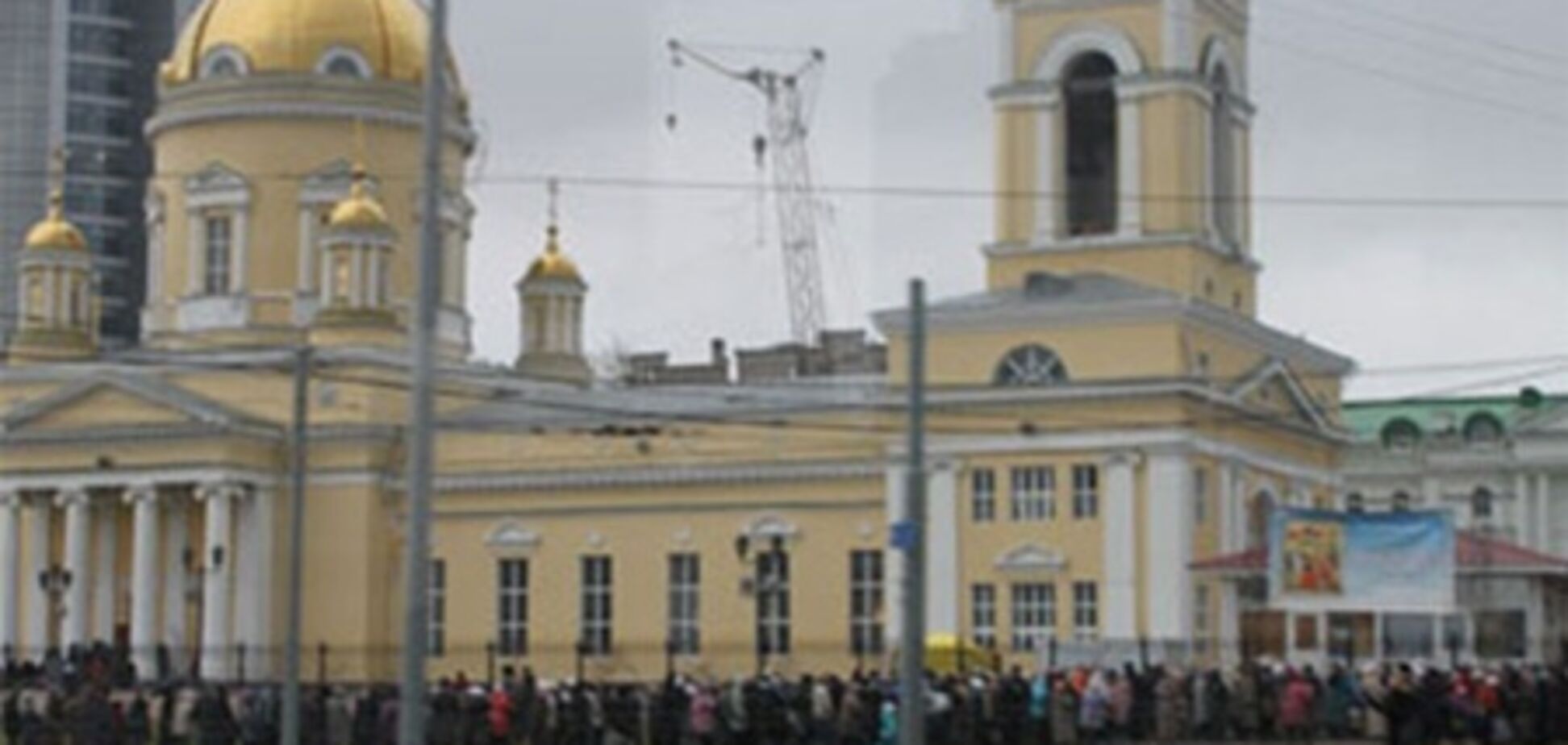 Жінка на іномарці врізалася в натовп віруючих: 4 постраждалих