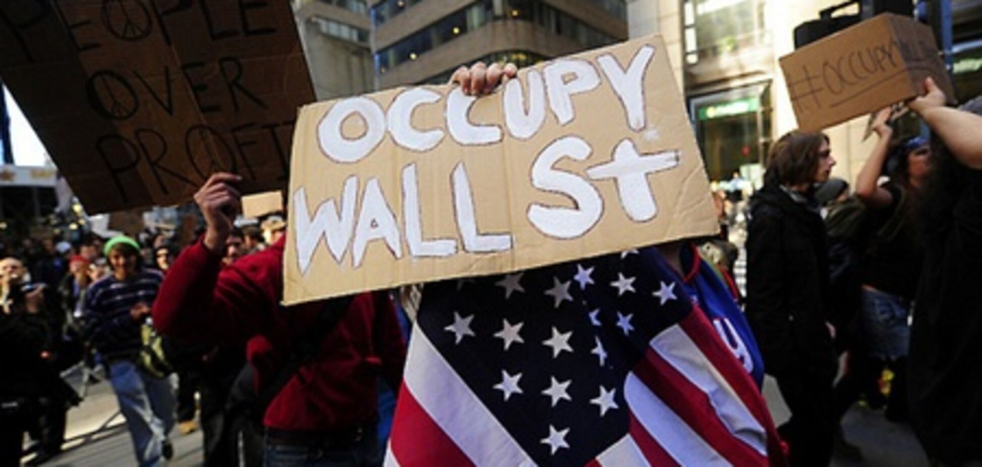 43 процента американцев поддерживают движение 'Захвати Уолл-стрит'