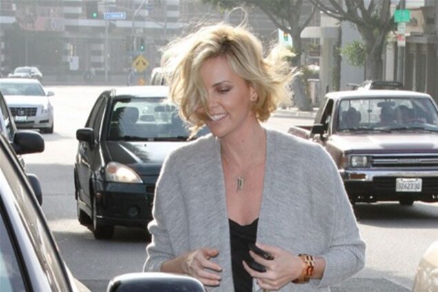 Терон наведалась в бутик Вонг