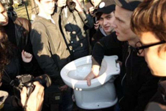 Студенти подарували Табачнику унітаз