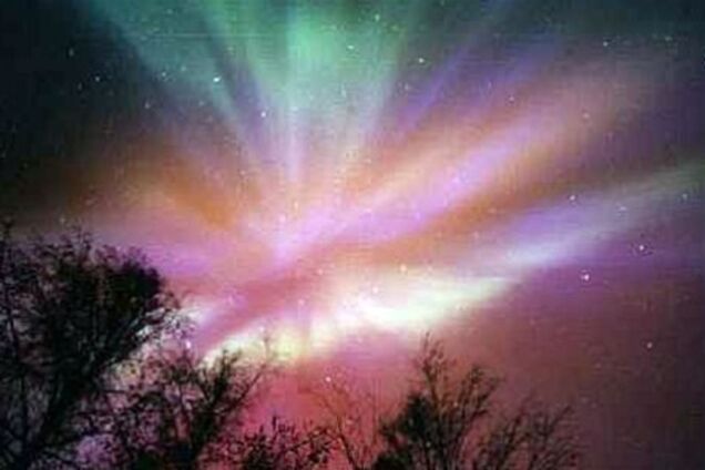 Спалахи на Сонці викличуть полярні сяйва на Землі та Марсі