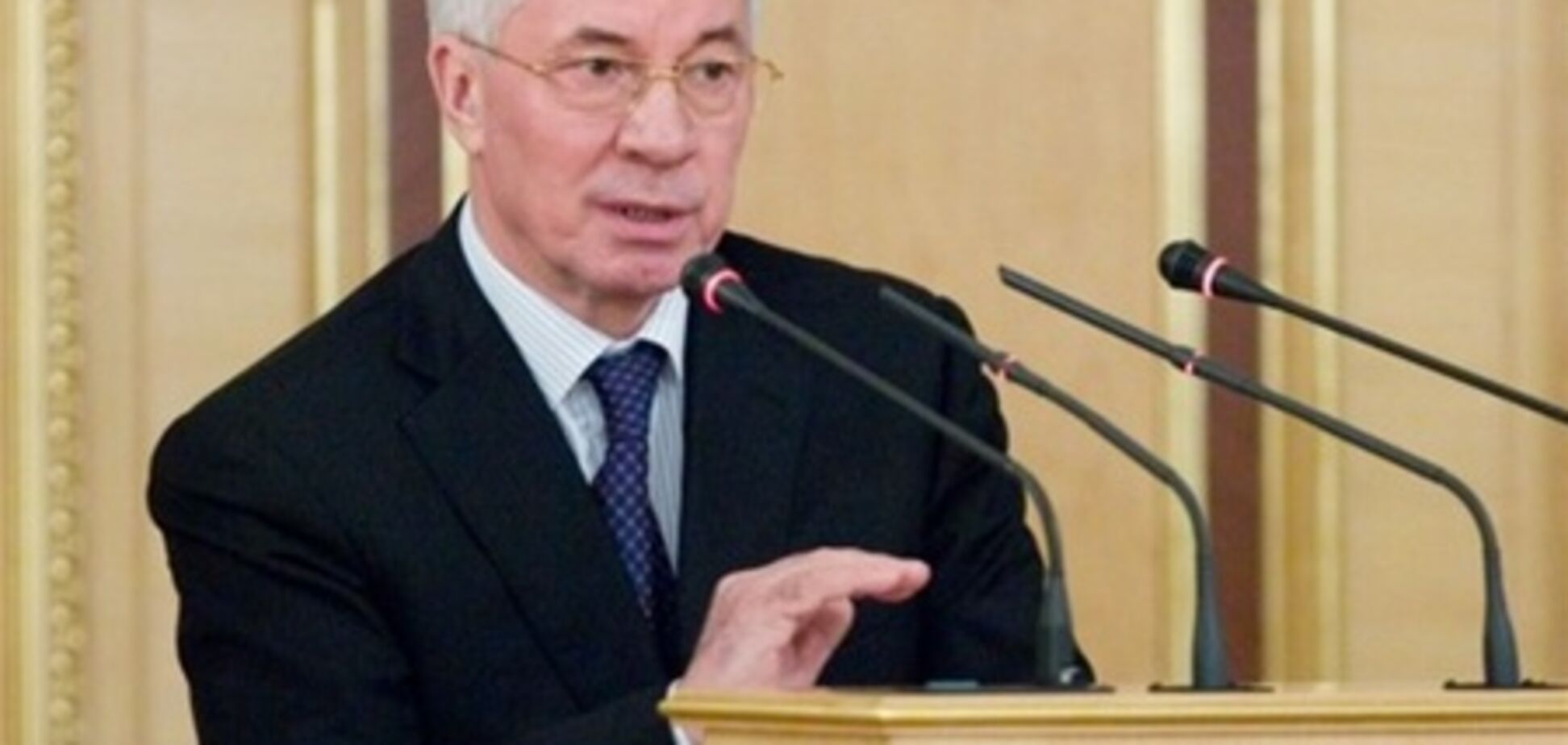 700 гривень стипендії має вистачати на життя - Азаров