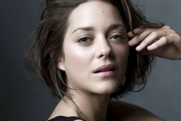 Ножки Марион Котийяр в чулочках и без