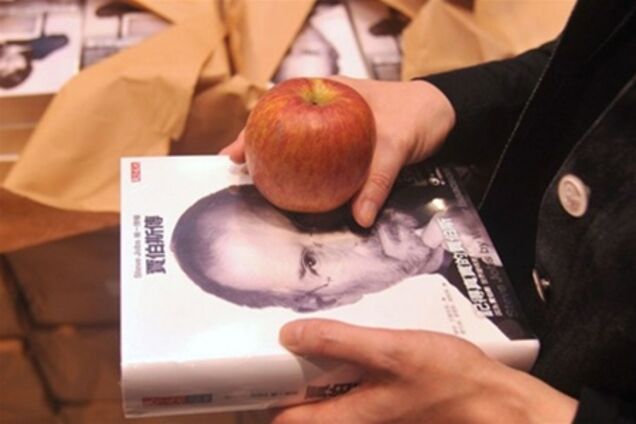 Биография Стива Джобса моментально стала бестселлером