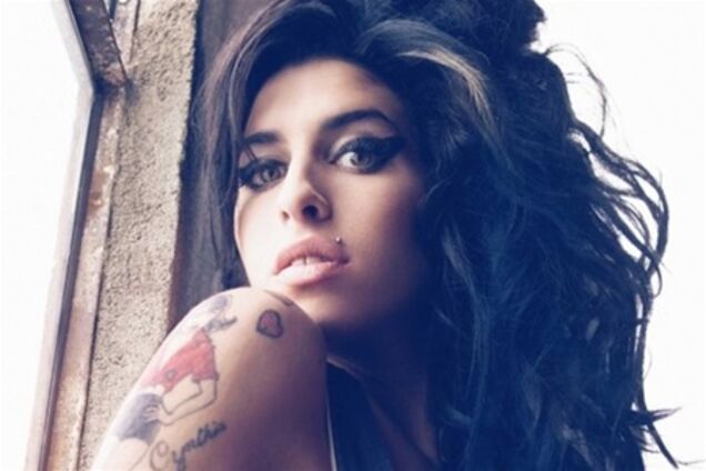 Судмедэкспертиза назвала причину смерти Эми Уайнхаус