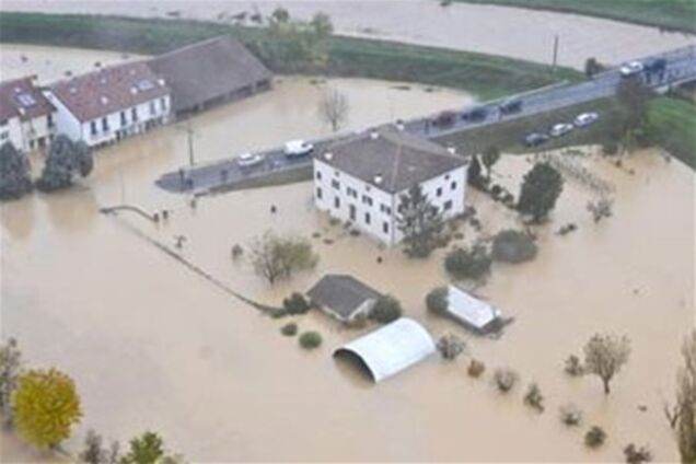 В Італії вітрини магазинів зникли під водою